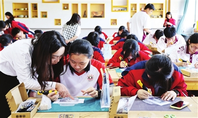 (轉載)一堂課聯結兩地姊妹情 澳門中山學生勞動教育共雕醉龍