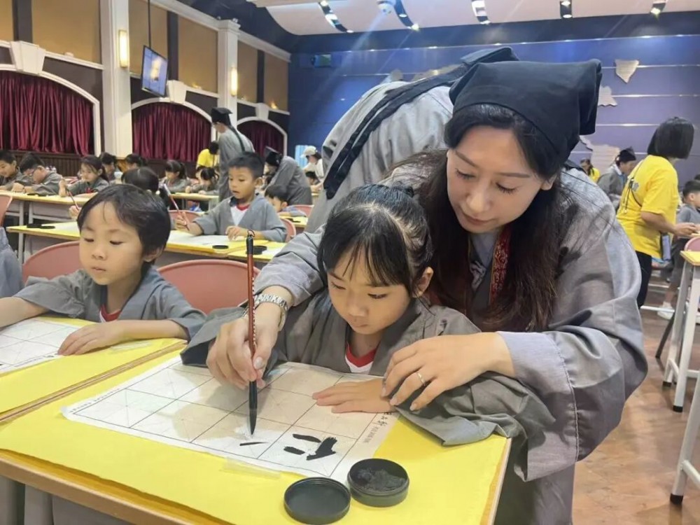 正衣冠、寫「仁」字——濠小學童參與澳門全城德育開筆啟蒙禮