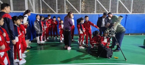 濠小邀請澳門天文學會會長李志輝校友來校舉行觀星活動