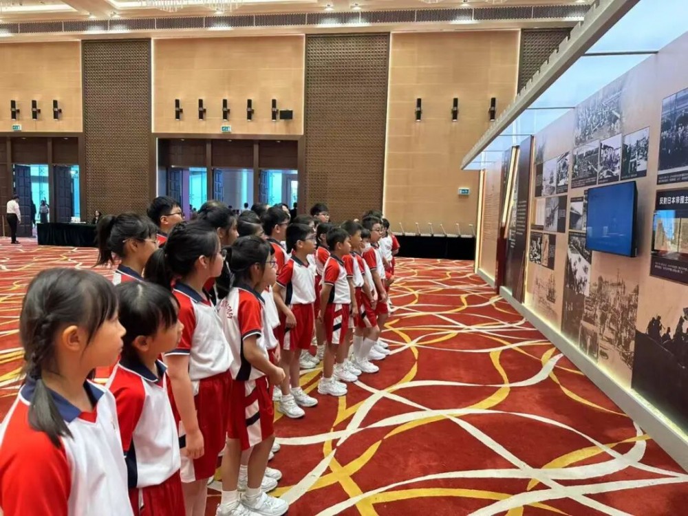 濠小師生參觀抗戰勝利 80週年主題展 厚植愛國情懷