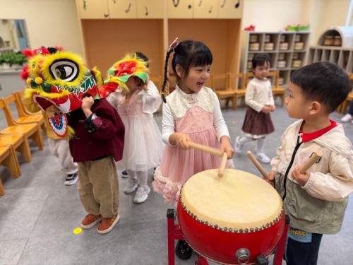 幼稚園師生歡喜迎馬年